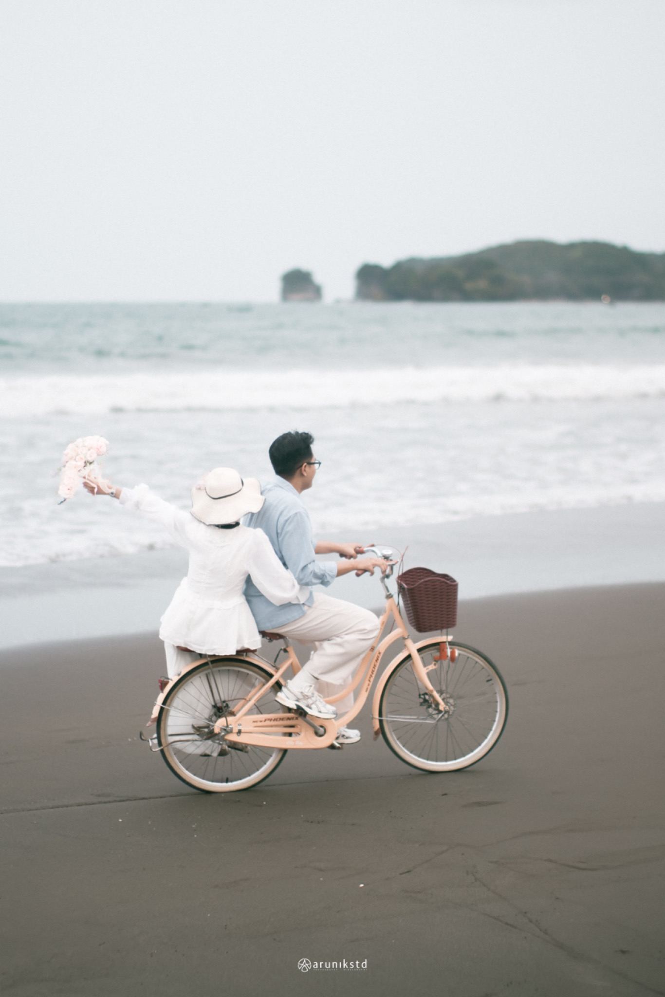 Diza dan Karina di pantai bersama sepeda